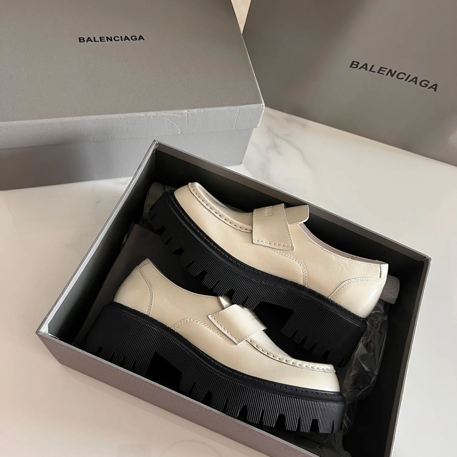 👟👟Ex-factory price 600👟👟 BALENCIAGA# Balenciaga's new big-toe derby shoes TRACTOR big-toe derby shoes loafers👞 Original medium-gloss open-edge beaded cowhide. Restrained and stylish. Matched with the brand logo on the shoe cover. The rhythm of closing your eyes. The lining and feet are made of black silk cowhide. The texture is soft and delicate. The gear-shaped rubber outsole is 5cm higher. Size: 35-40 (customization of 40 pieces is not returnable)